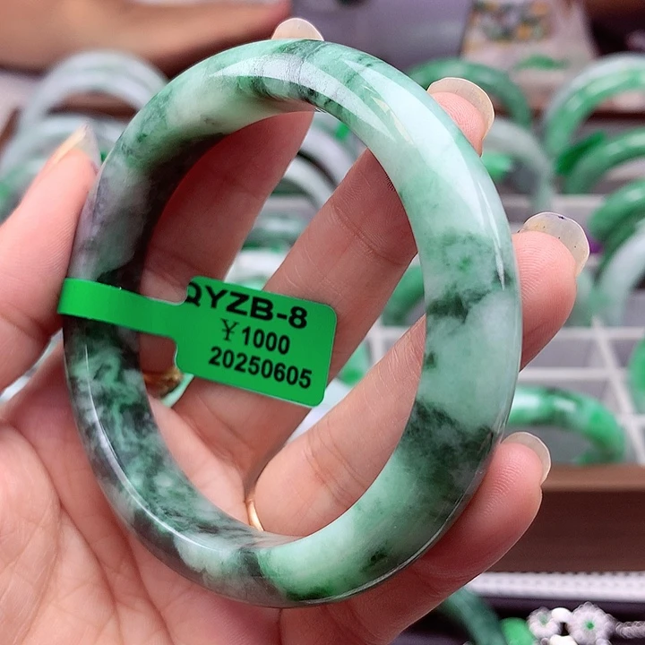 翡翠手镯未镶嵌翡翠