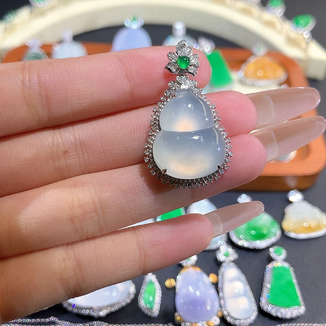 翡翠18K金镶嵌颈饰高冰葫芦