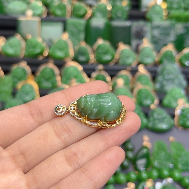 颈饰18K金镶嵌和田玉（碧玉）