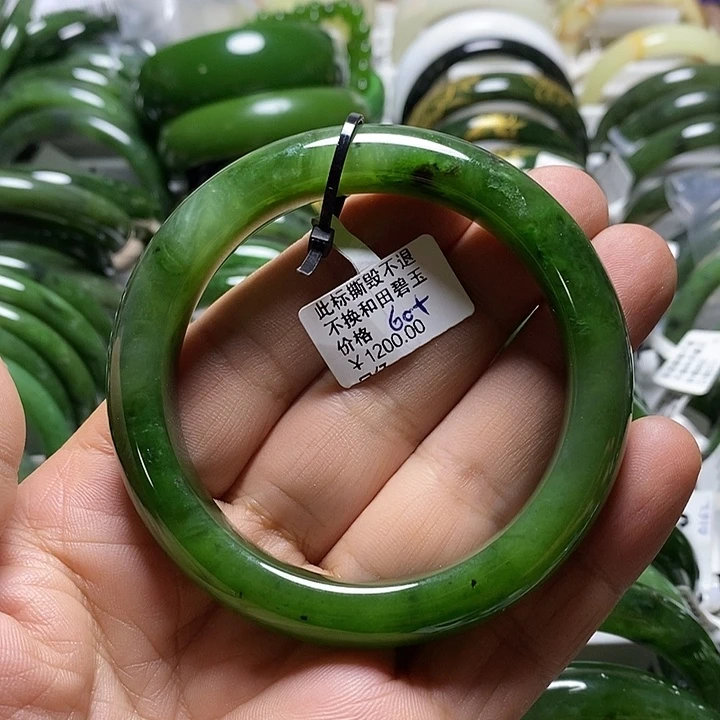 和田玉（碧玉）手镯未镶嵌正圈阳绿60+口径