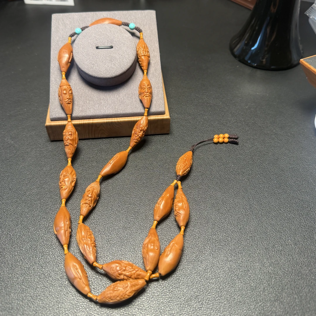 1.1鸡血红老油核雕刻题材脖挂 18罗汉