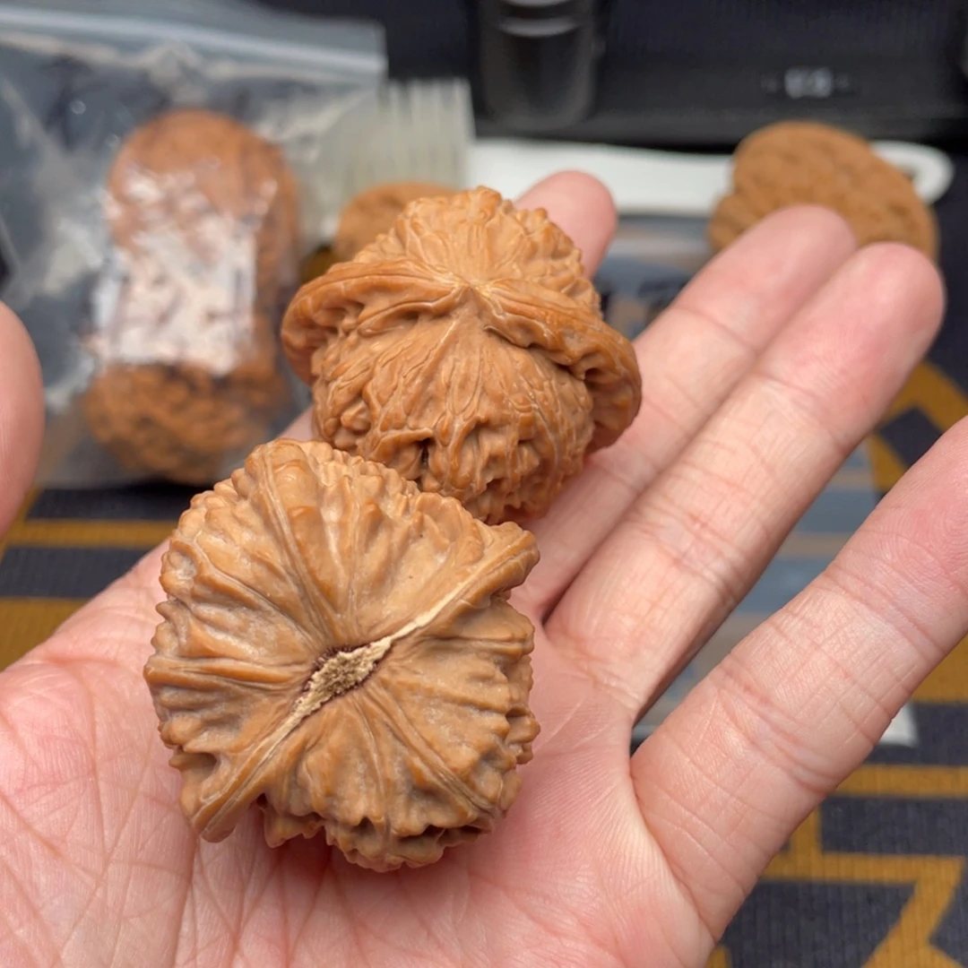 文玩核桃吊坠白狮子