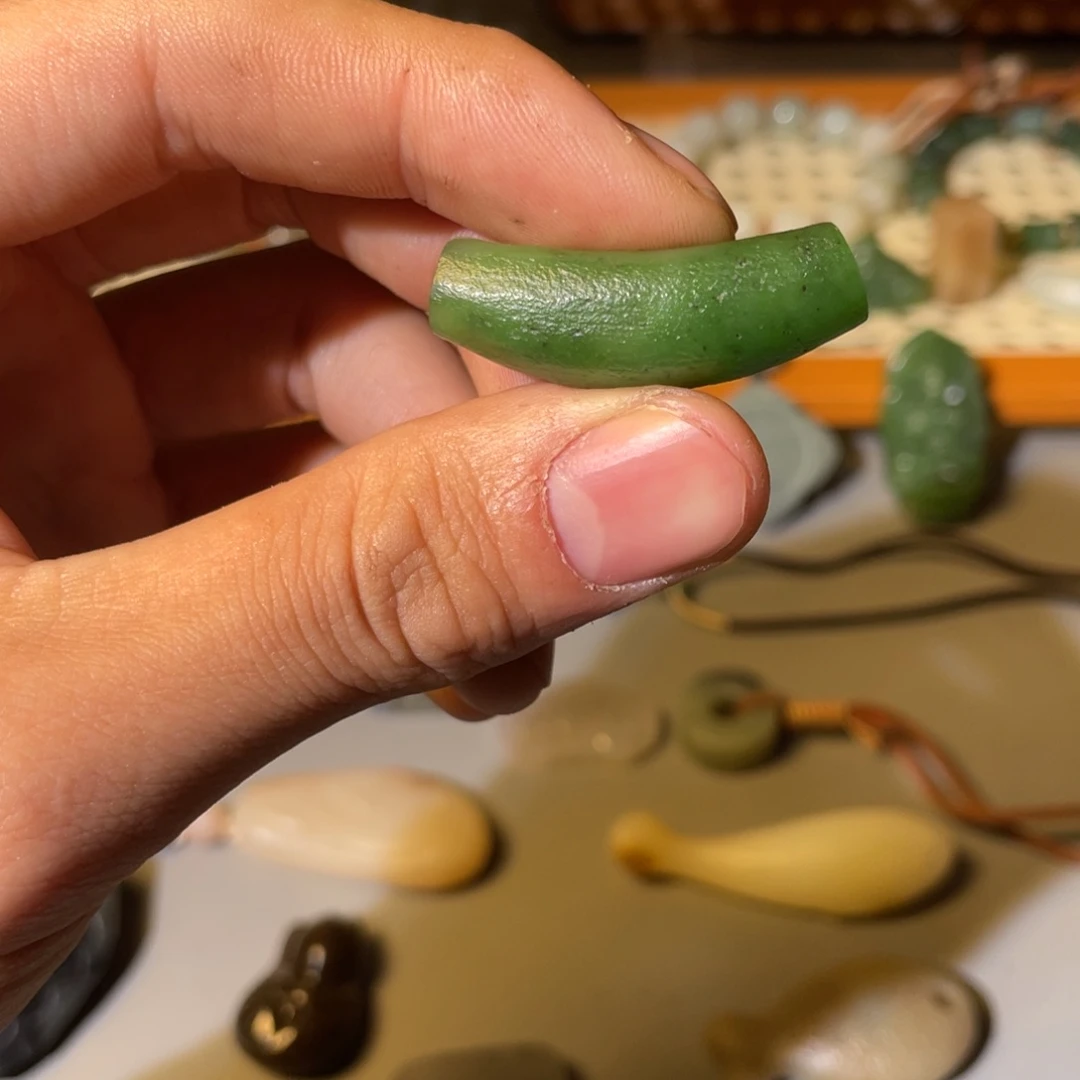 C***茜和田玉未镶嵌颈饰