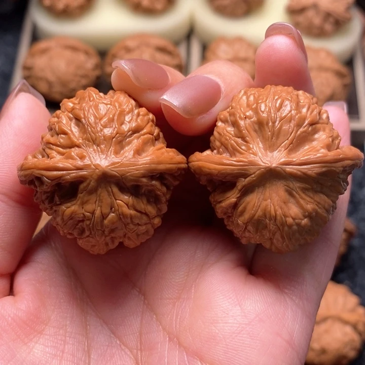 文玩核桃把件野生红皮正磨37