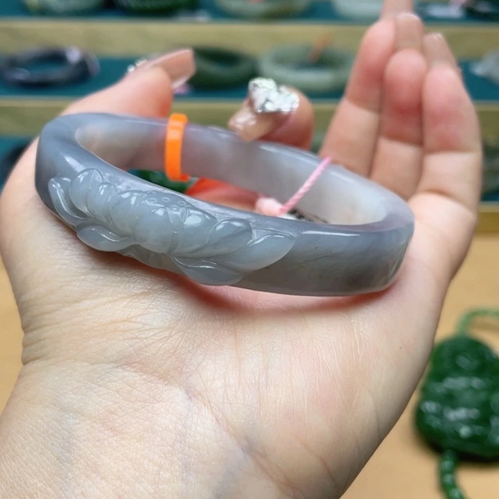 和田玉手镯61+圈口。编号51贵妃镯未镶嵌