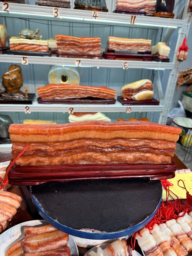 红烧肉石精品摆件一路长虹含底座尺寸45.5高16、石头厚度3.3