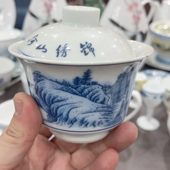 壶釉下五彩的瓷器和瓷器