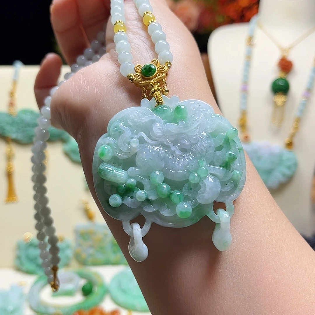 翡翠颈饰未镶嵌冰阳绿麒麟回头
