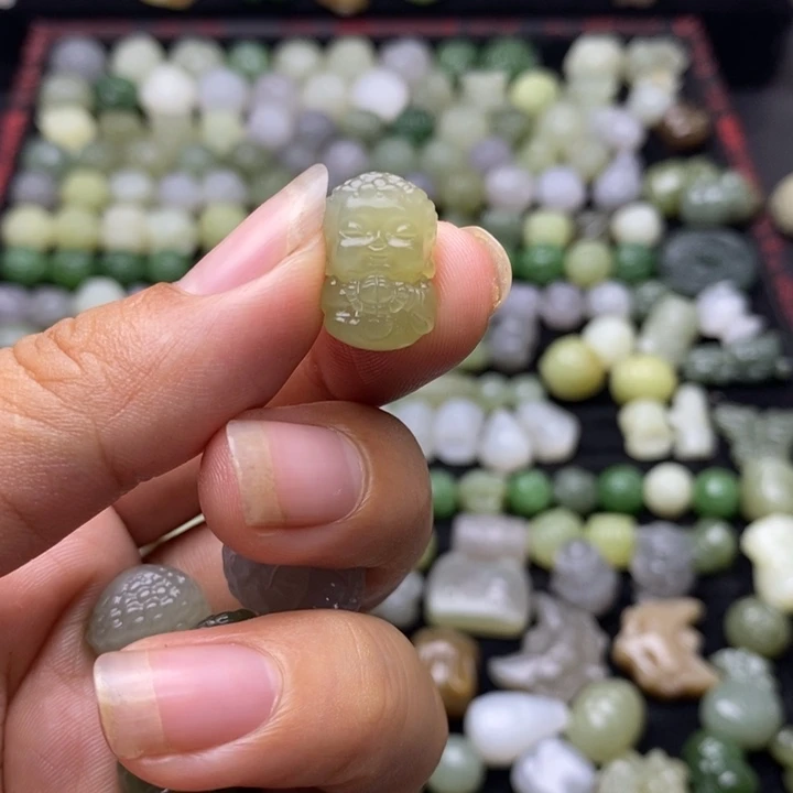 瞧***了颈饰未镶嵌和田玉