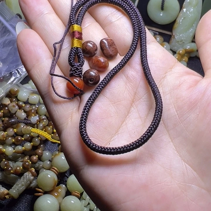 蛇纹石玉未镶嵌颈饰