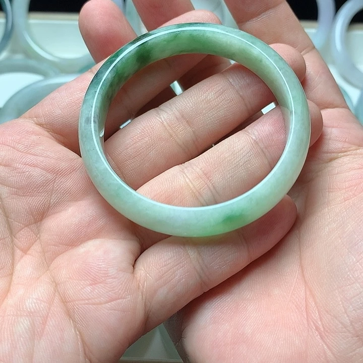 翡翠未镶嵌颈饰53圈 瑕疵镯