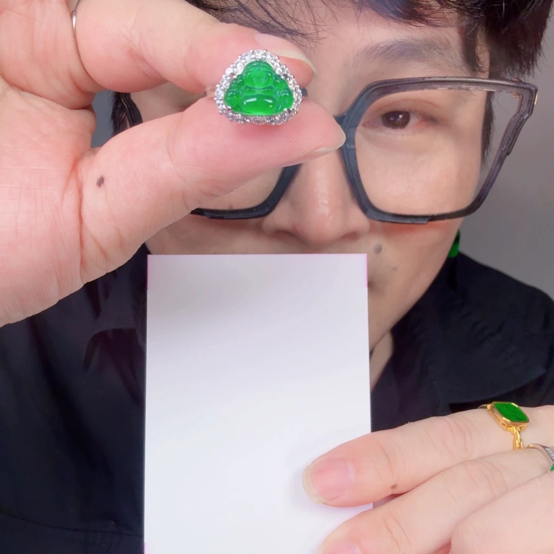翡翠未镶嵌颈饰一件