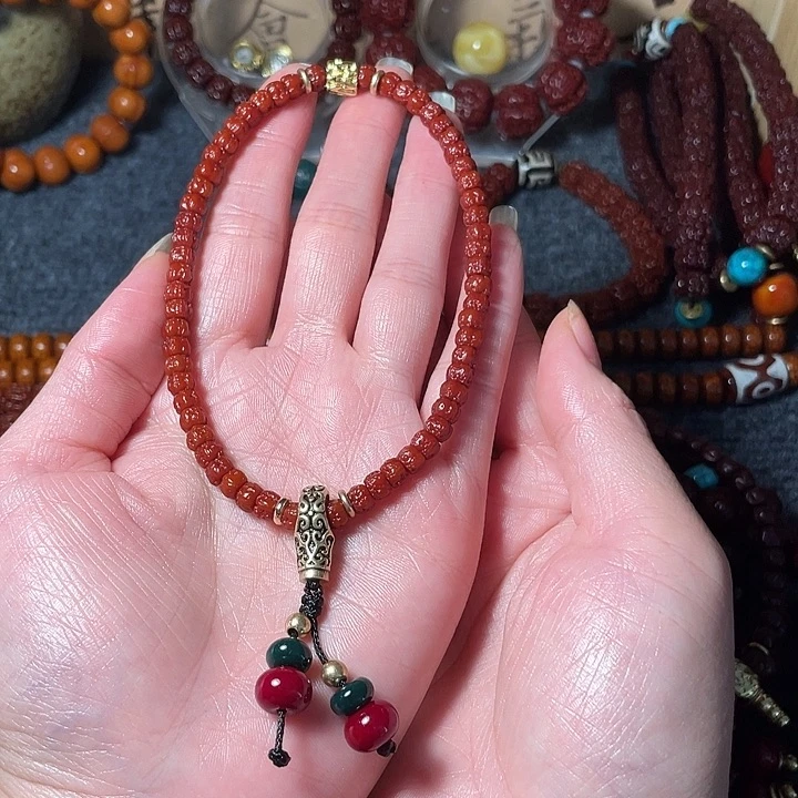 金刚菩提手串丽**。手持