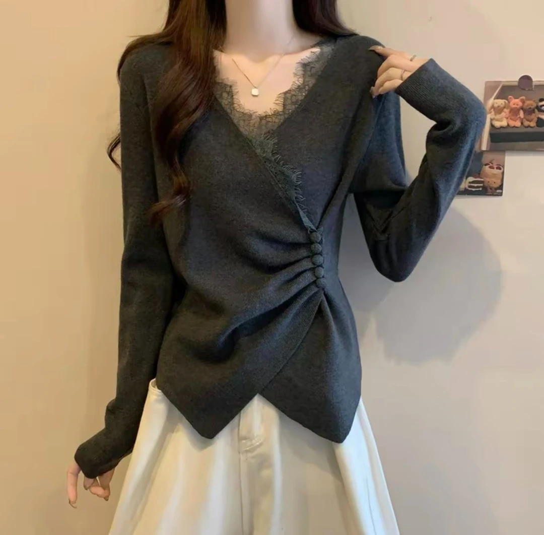 2025新款秋冬大码女装显瘦遮肉设计感V领蕾丝拼接打底慵懒感上衣