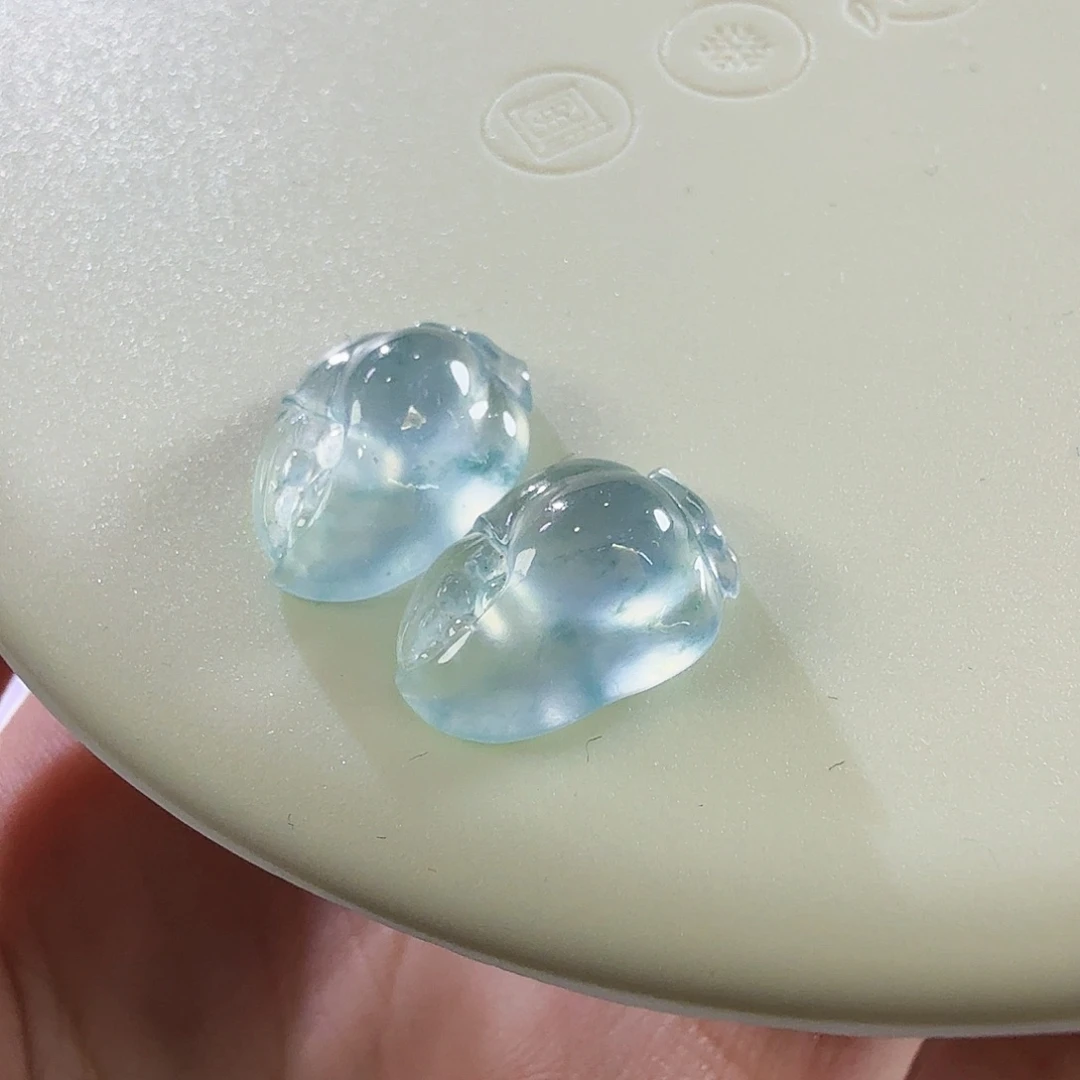 翡翠未镶嵌颈饰蟹钳一对