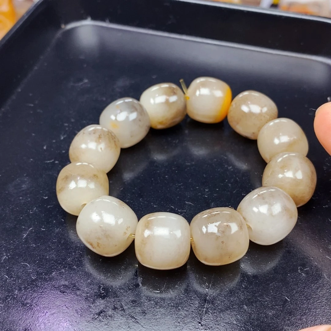 石英质玉（黄龙玉）未镶嵌颈饰