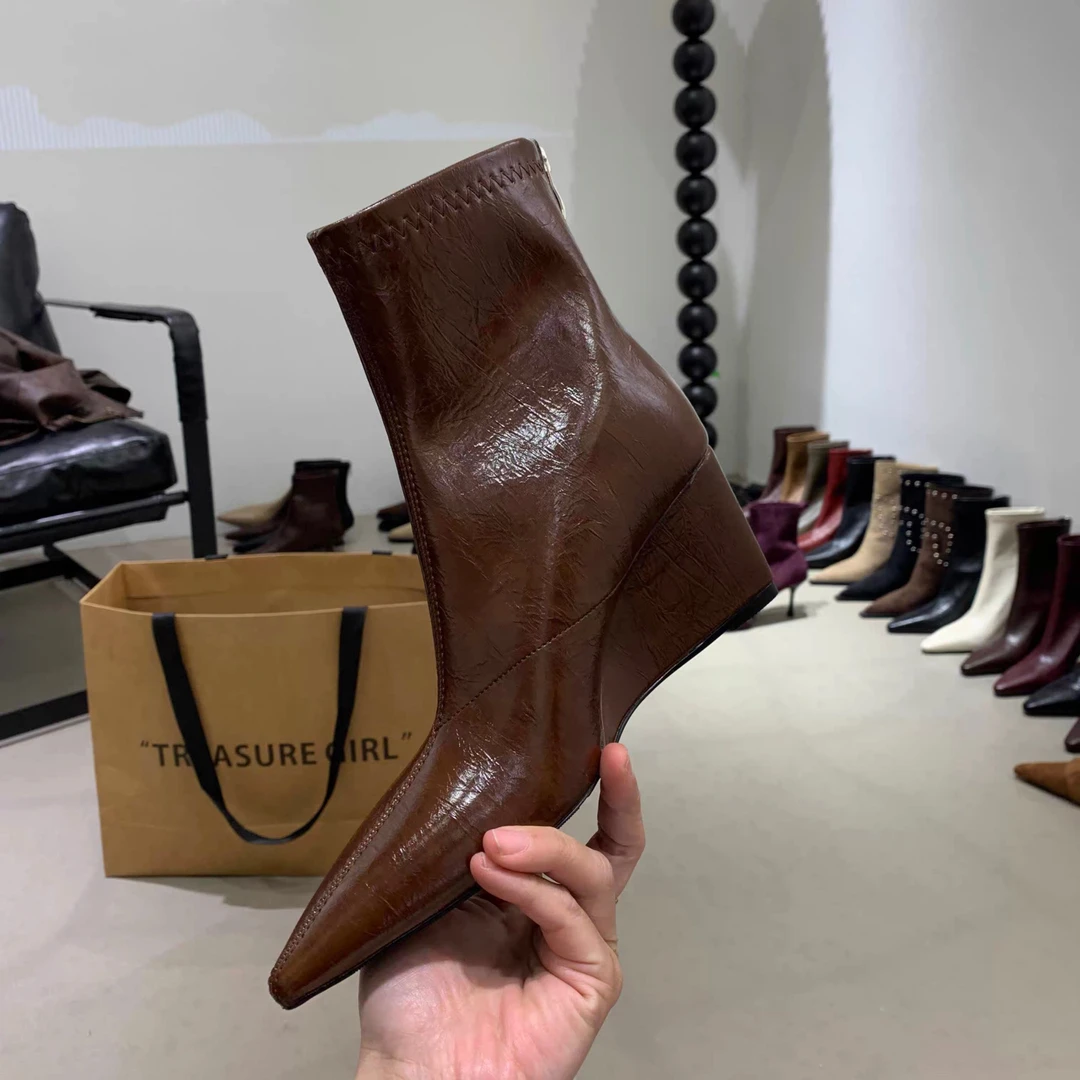 高级质感美拉德色秋冬新款棕色尖头坡跟短靴后拉链显瘦短筒瘦瘦靴