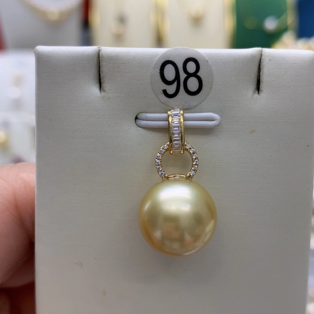 18K金镶嵌颈饰海水珍珠