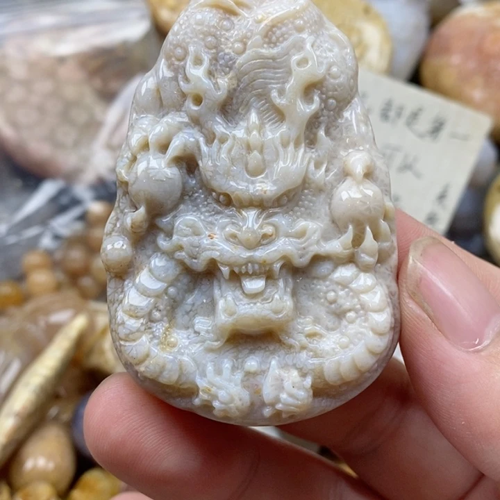 硅化珊瑚（珊瑚玉）未镶嵌颈饰有瑕