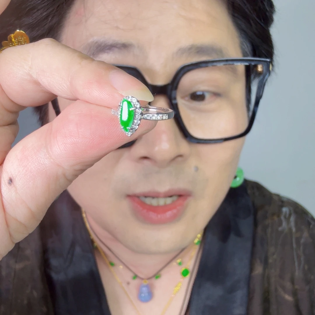 翡翠未镶嵌颈饰一件