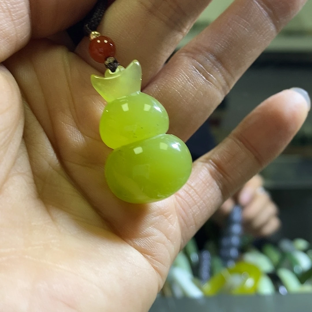 岫玉未镶嵌颈饰一个