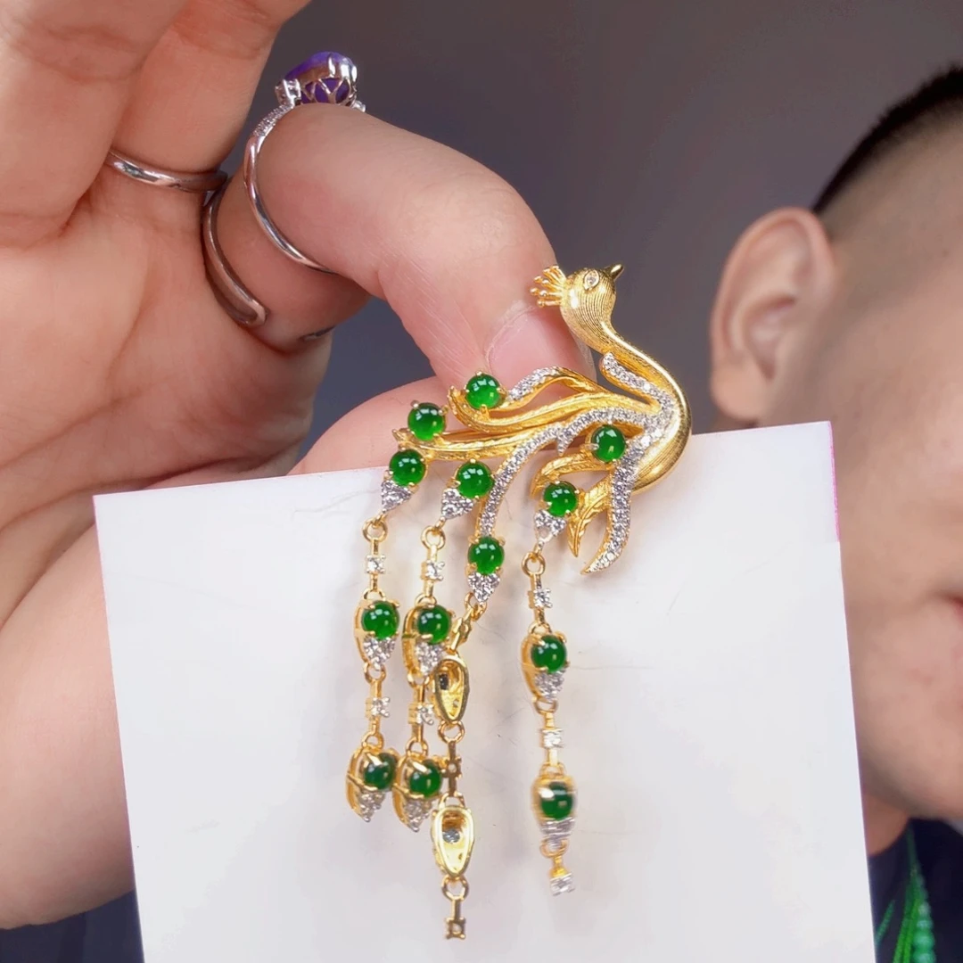 翡翠未镶嵌颈饰一件