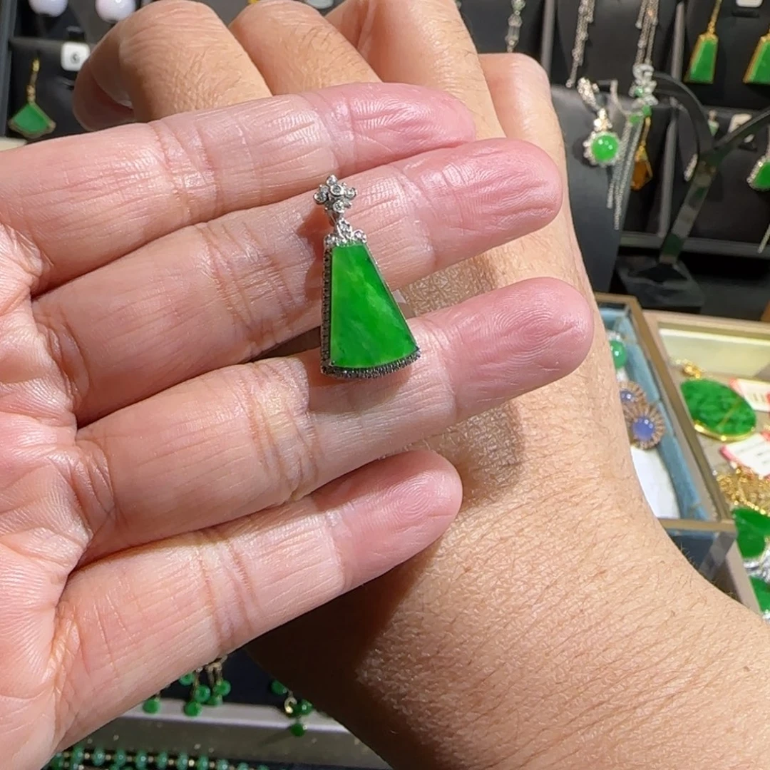 翡翠18K金镶嵌颈饰吊坠