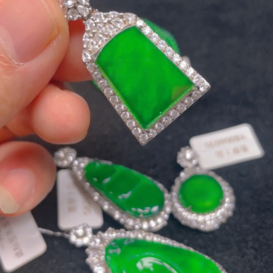 【闪购商品】颈饰银S925镶嵌翡翠吊坠