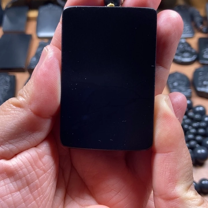 和田玉（墨玉）未镶嵌颈饰