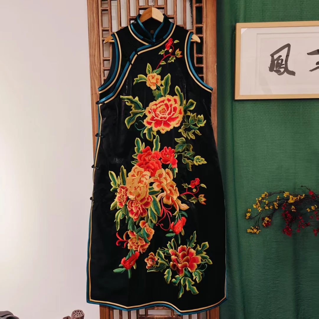 凤徕兮私人定制黑色光板底牡丹刺绣斜襟盘扣立领马裙  (LS517)