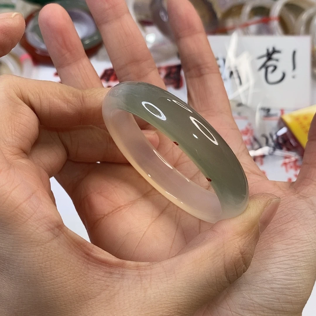 玛瑙/玉髓未镶嵌手镯A365。 50.5圈。 瑕