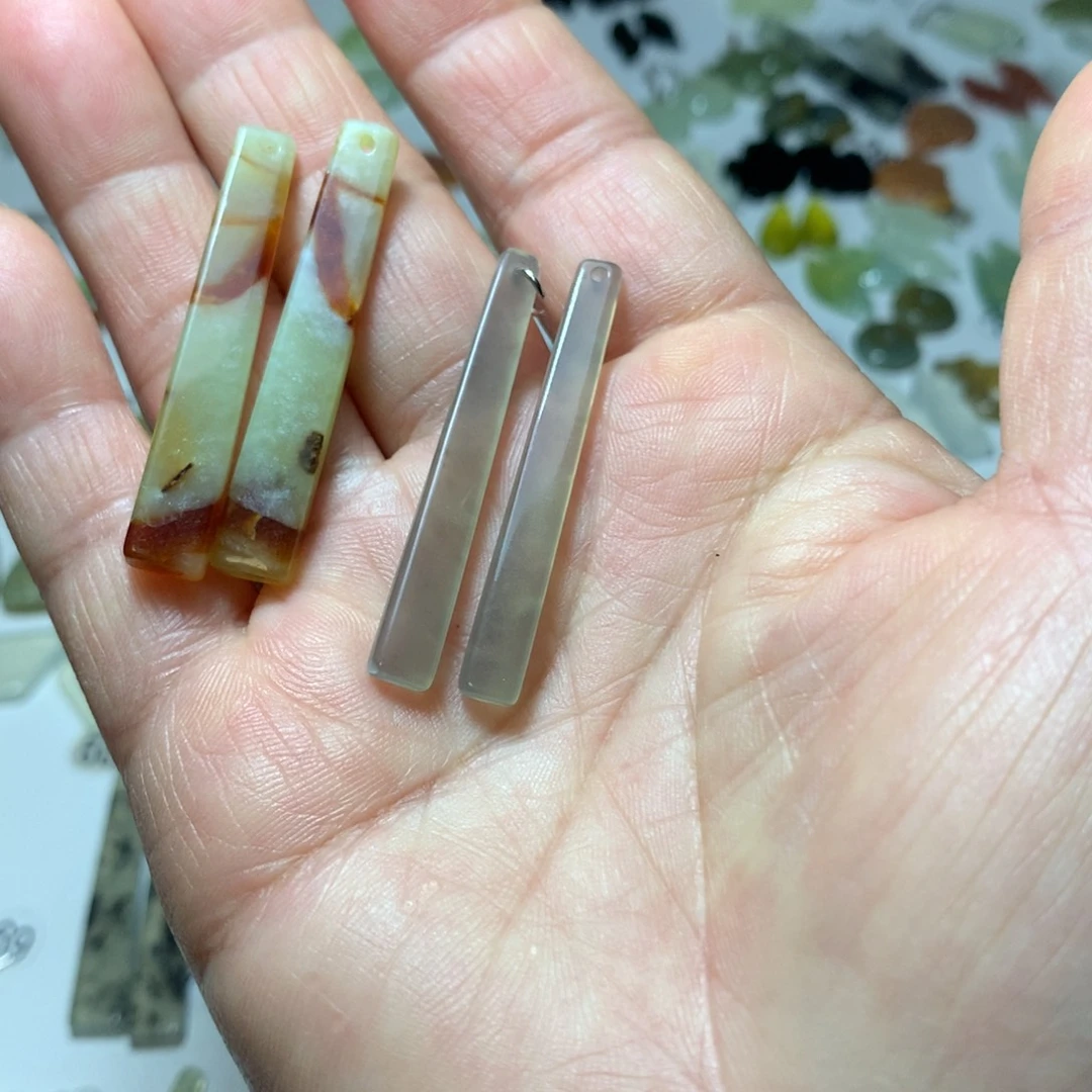 越***好蛇纹石玉未镶嵌耳环