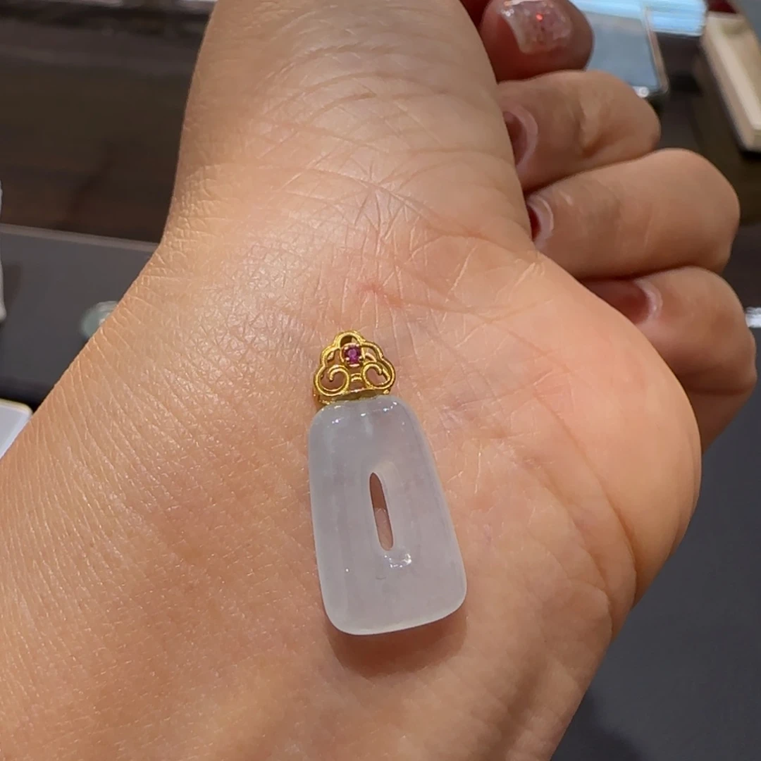 翡翠颈饰18K金镶嵌方扣