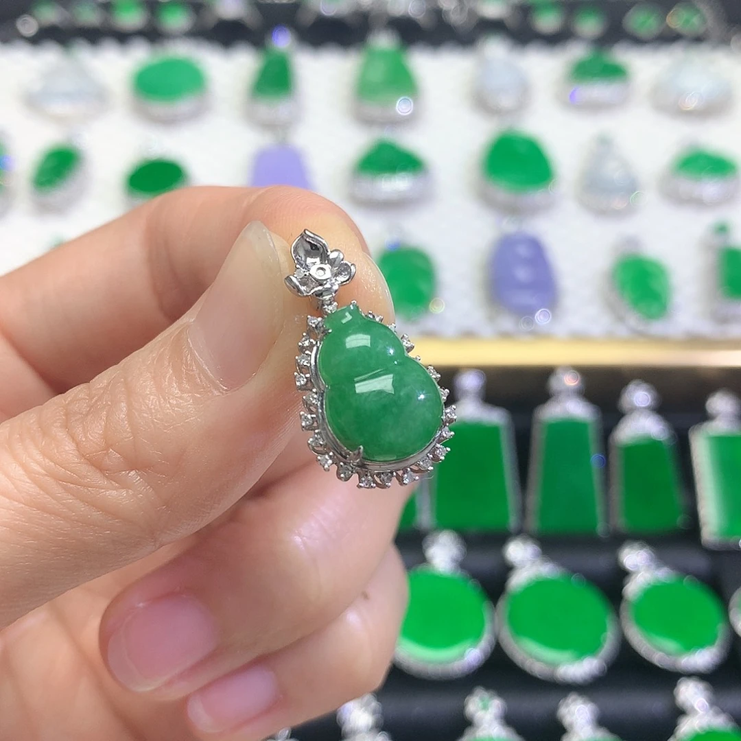 颈饰18K金镶嵌翡翠吊坠