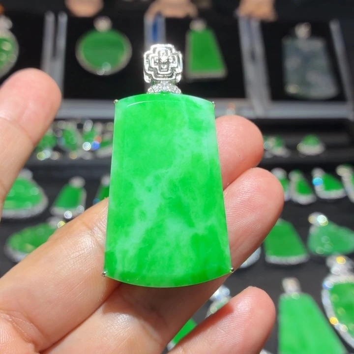 小***姐吊坠(不含链)18K金镶嵌翡翠