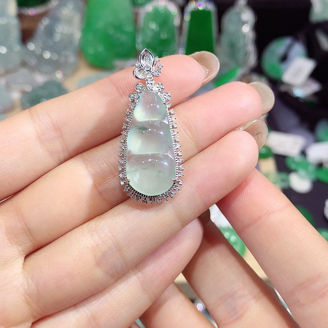 翡翠18K金镶嵌颈饰豆