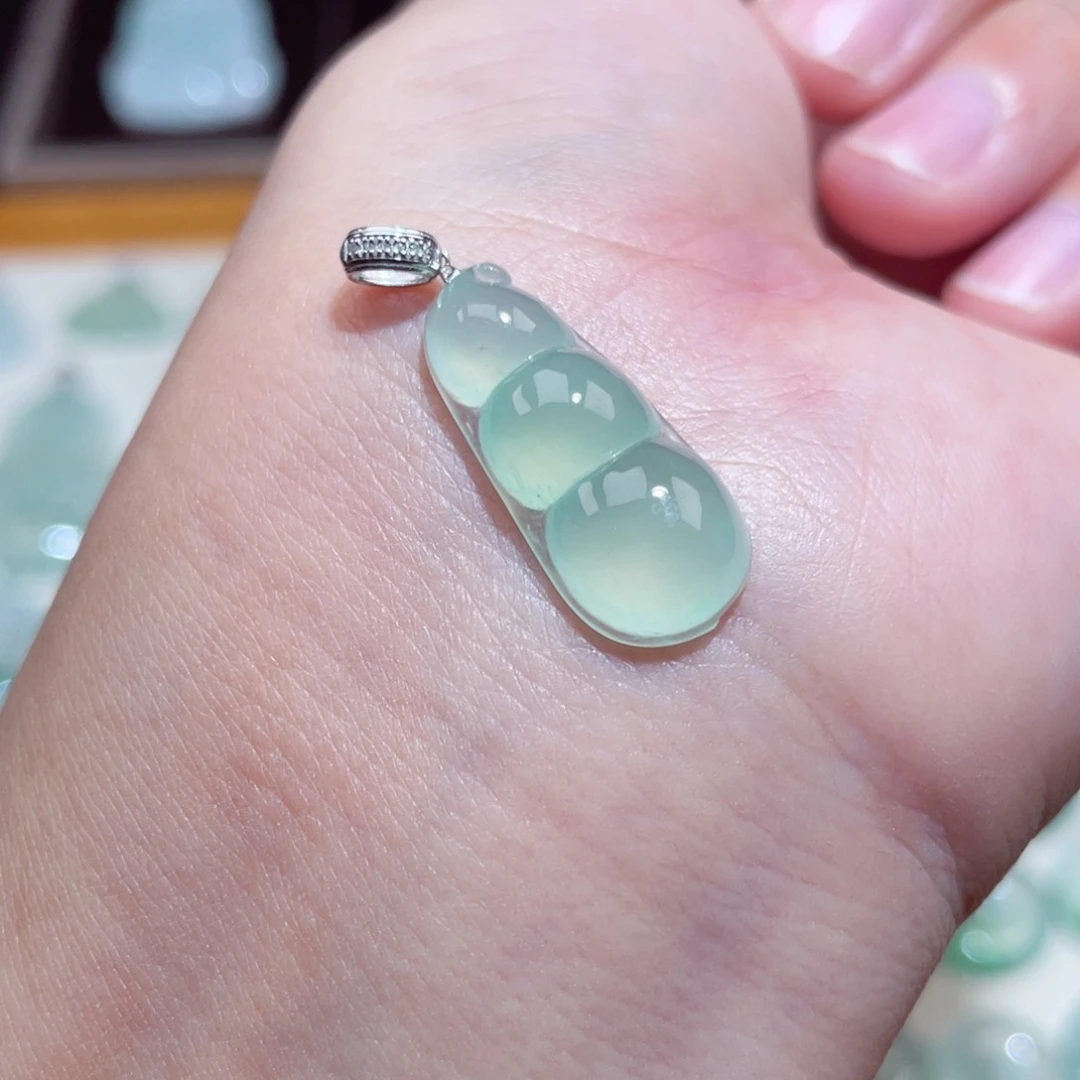 颈饰18K金镶嵌翡翠福豆