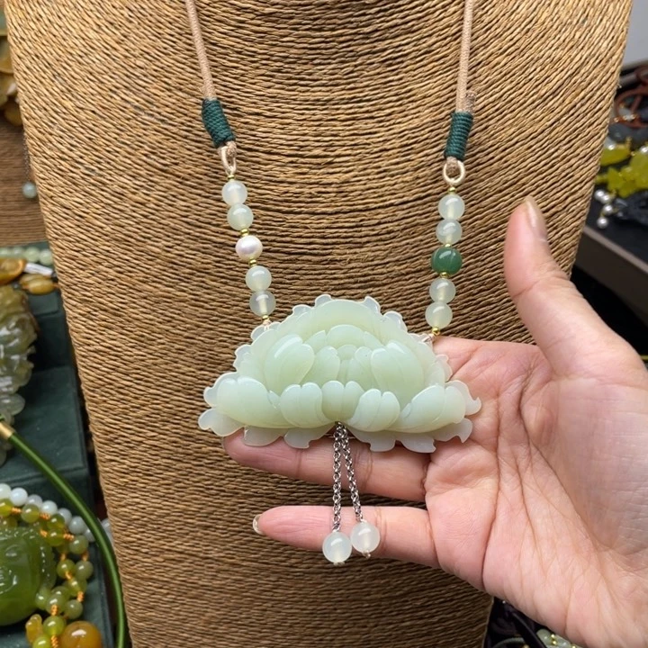 蛇纹石玉吊坠合金