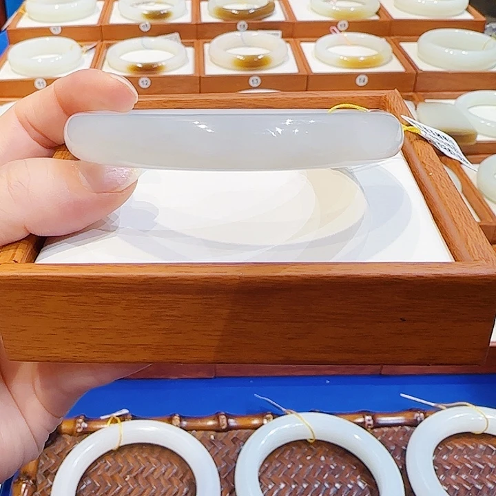 和田玉未镶嵌手镯