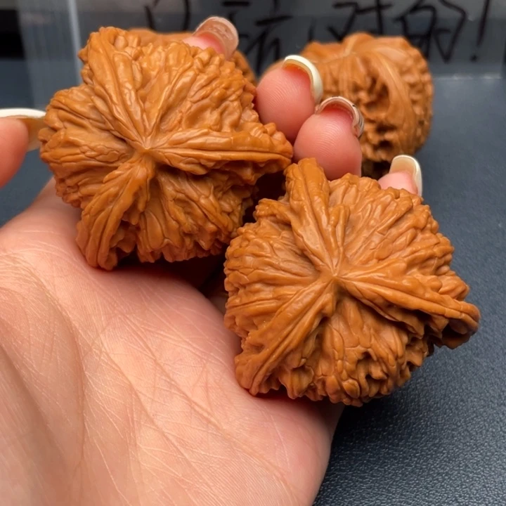 小***郁文玩核桃吊坠白狮子