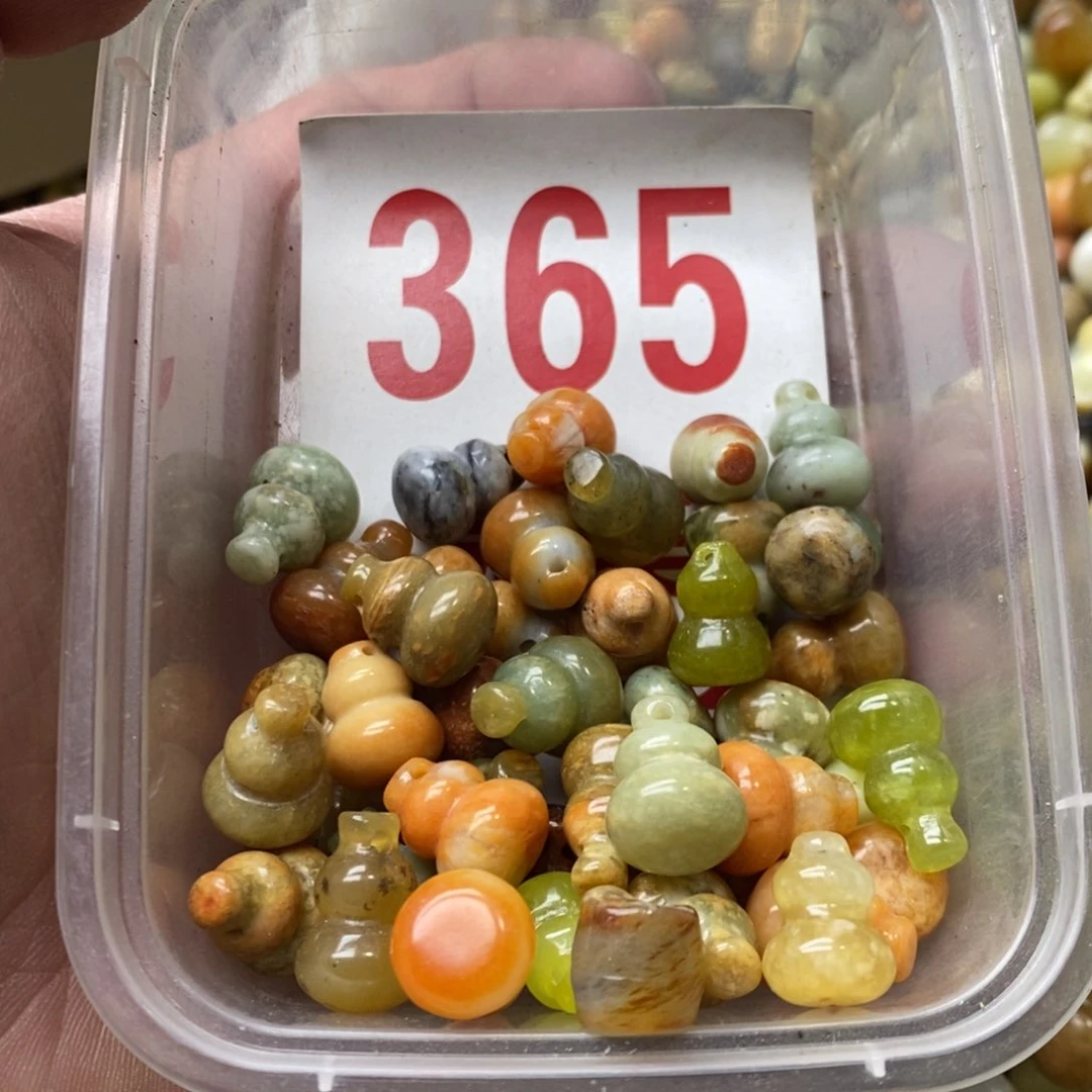 蛇纹石玉挂坠未镶嵌