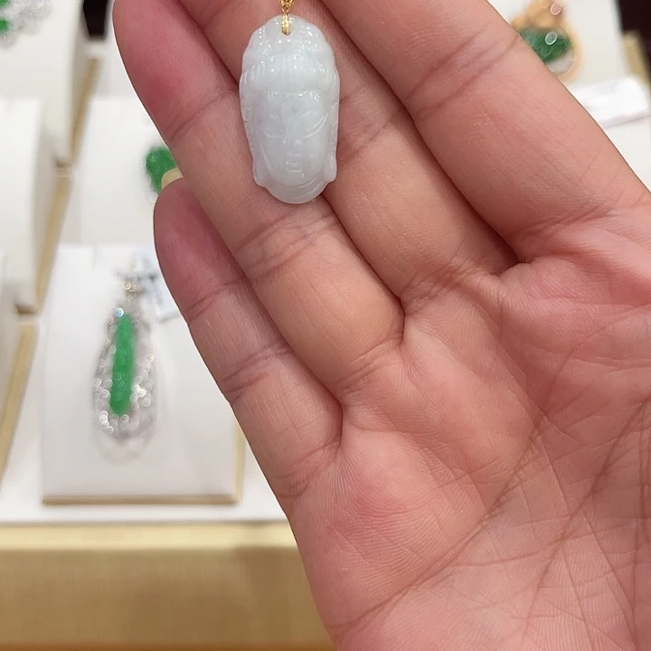 翡翠18K金镶嵌颈饰观音