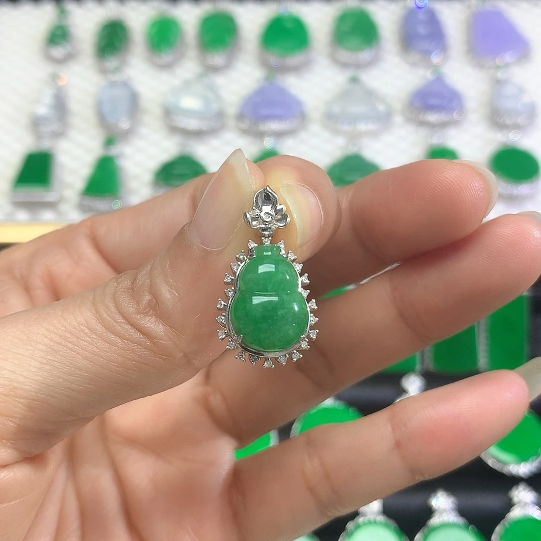 颈饰18K金镶嵌翡翠吊坠