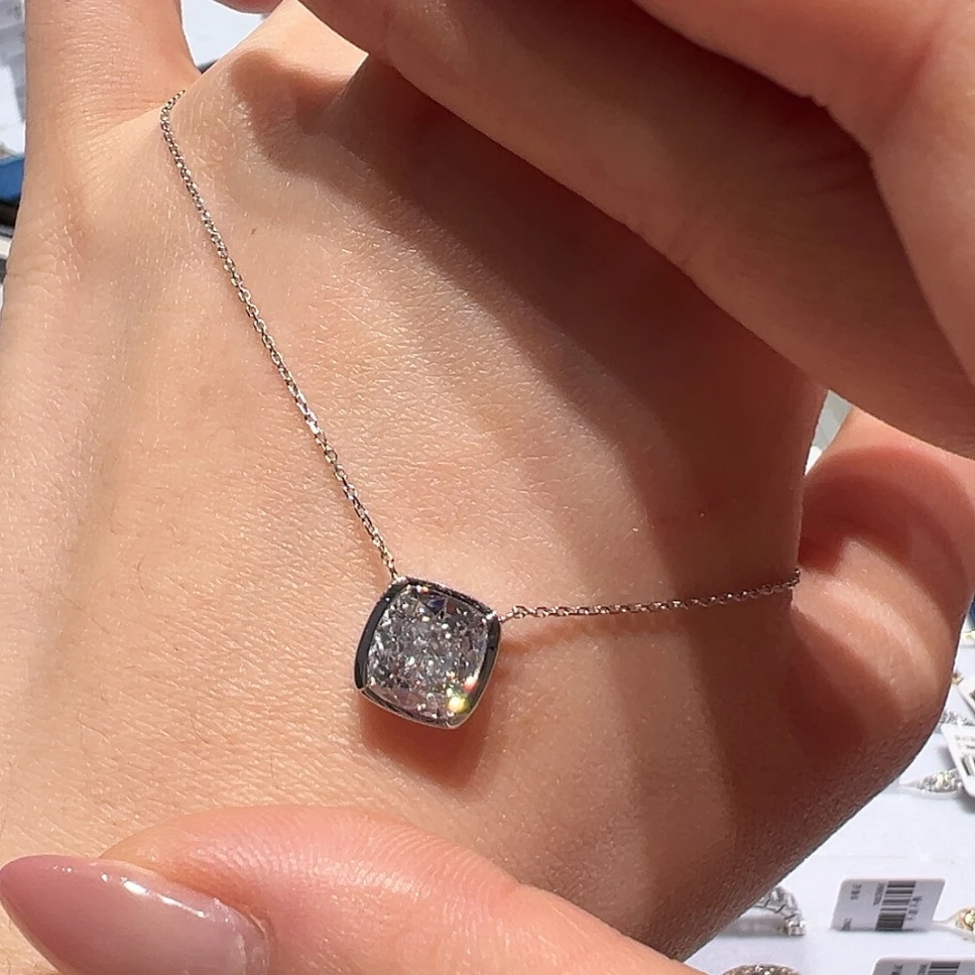 大***姐颈饰18K金镶嵌实验室培育钻石2.5 克拉孤品放漏 蓝调