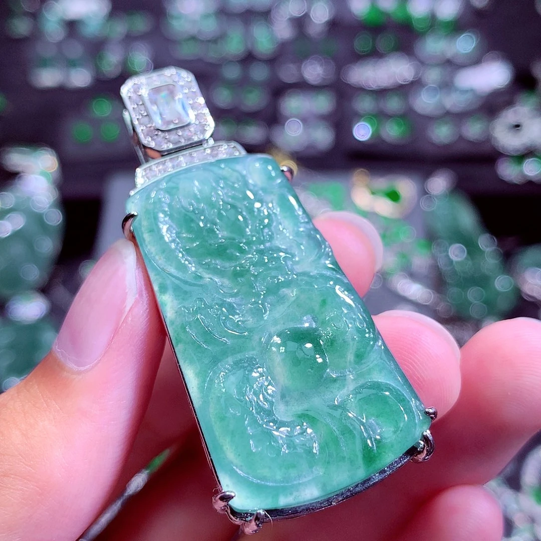 翡翠未镶嵌颈饰贝**姆挂件