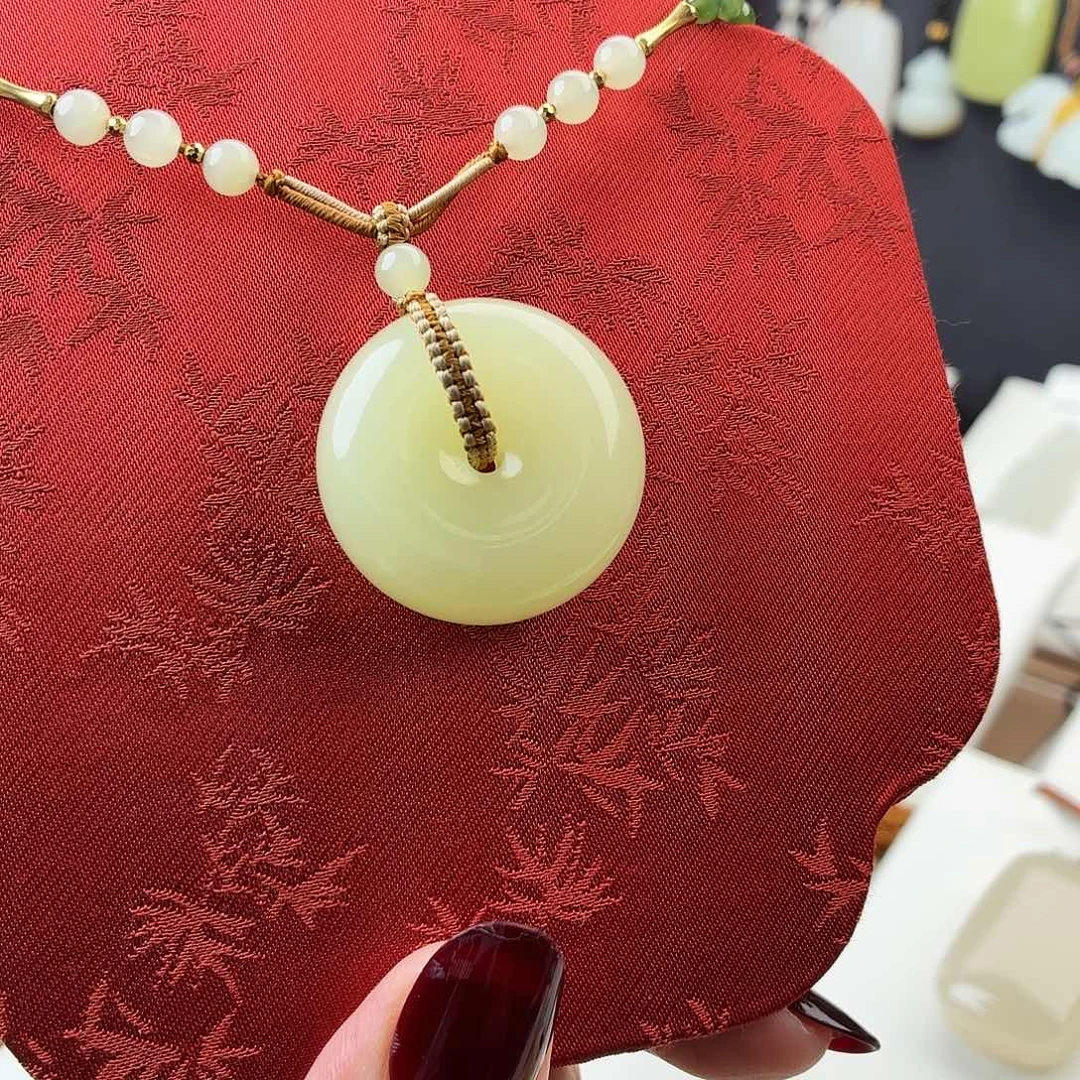 辰****和田玉未镶嵌颈饰