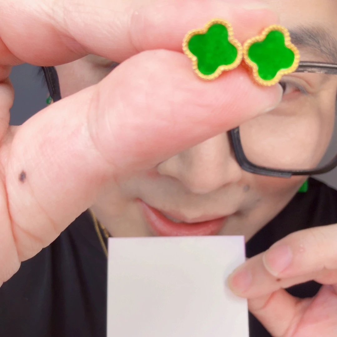 翡翠未镶嵌颈饰一对