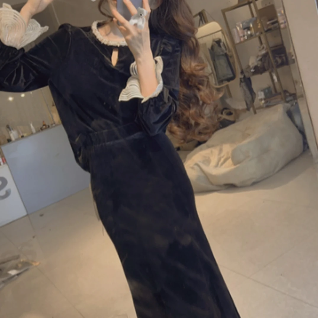 设计感喇叭袖圆领钉珠镂空丝绒衬衫女春季时尚上衣