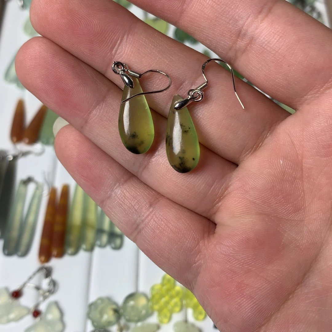 蛇纹石玉耳环未镶嵌