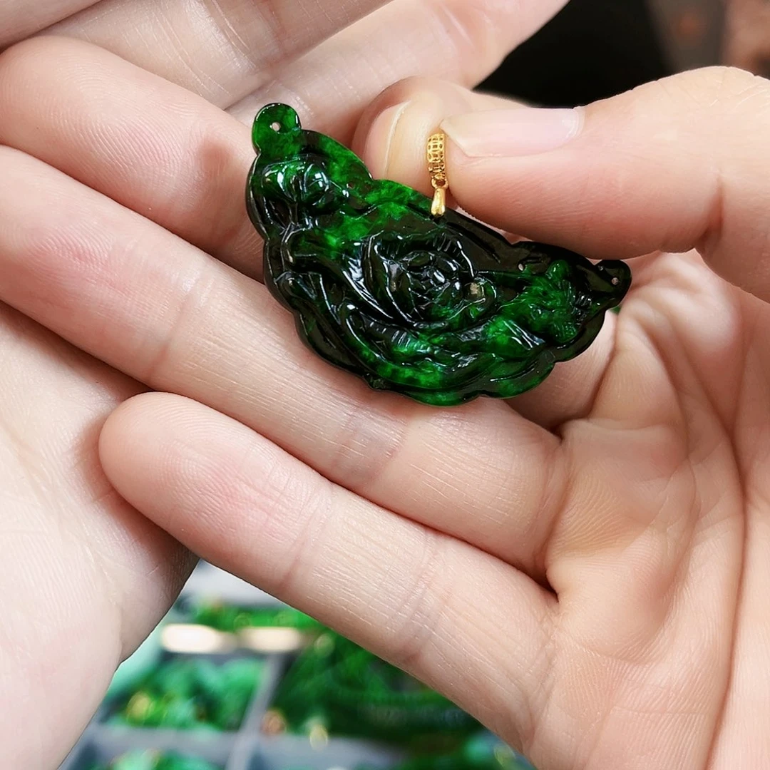 翡翠颈饰18K金镶嵌吊坠多样性